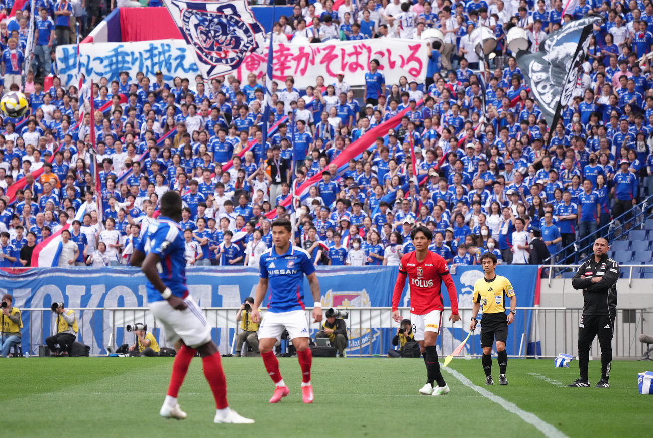 浦和対横浜　後半、サポーターからのメッセージを受けながら戦況を見つめる横浜キスノーボHC（右端）（撮影・足立雅史）