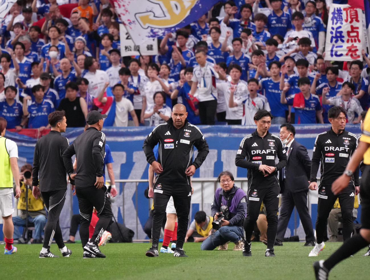 浦和対横浜　浦和に敗れ、がっくりと引き揚げる横浜キスノーボHC（中央）（撮影・足立雅史）