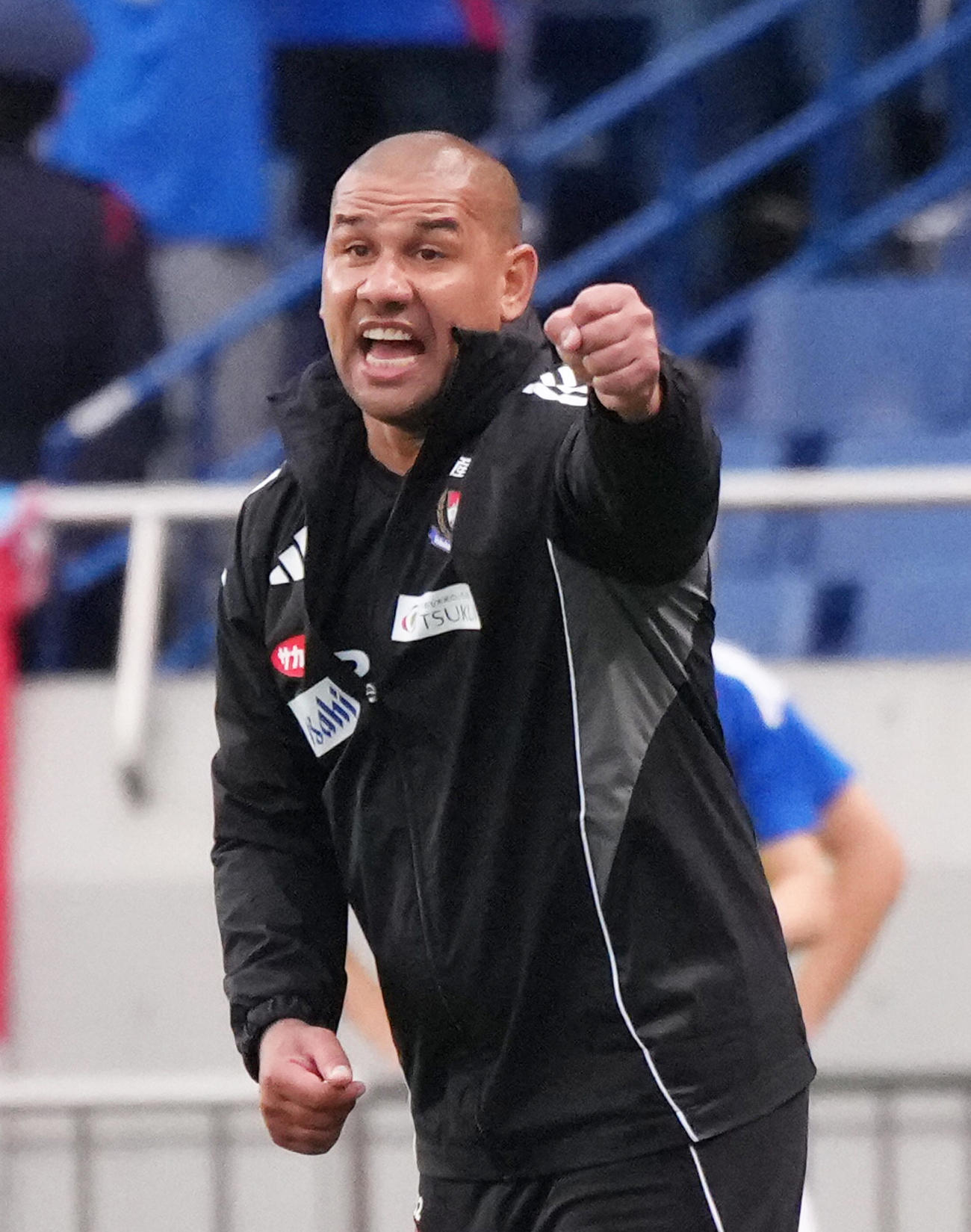 浦和対横浜　後半、指示を出す横浜キスノーボHC（撮影・足立雅史）