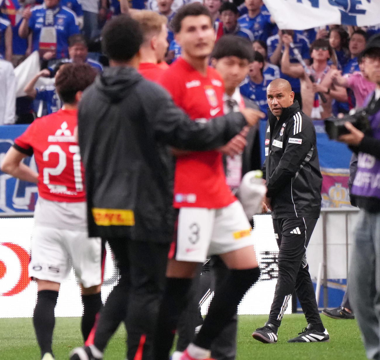 浦和対横浜　浦和に敗れ、がっくりと引き揚げる横浜キスノーボHC（撮影・足立雅史）