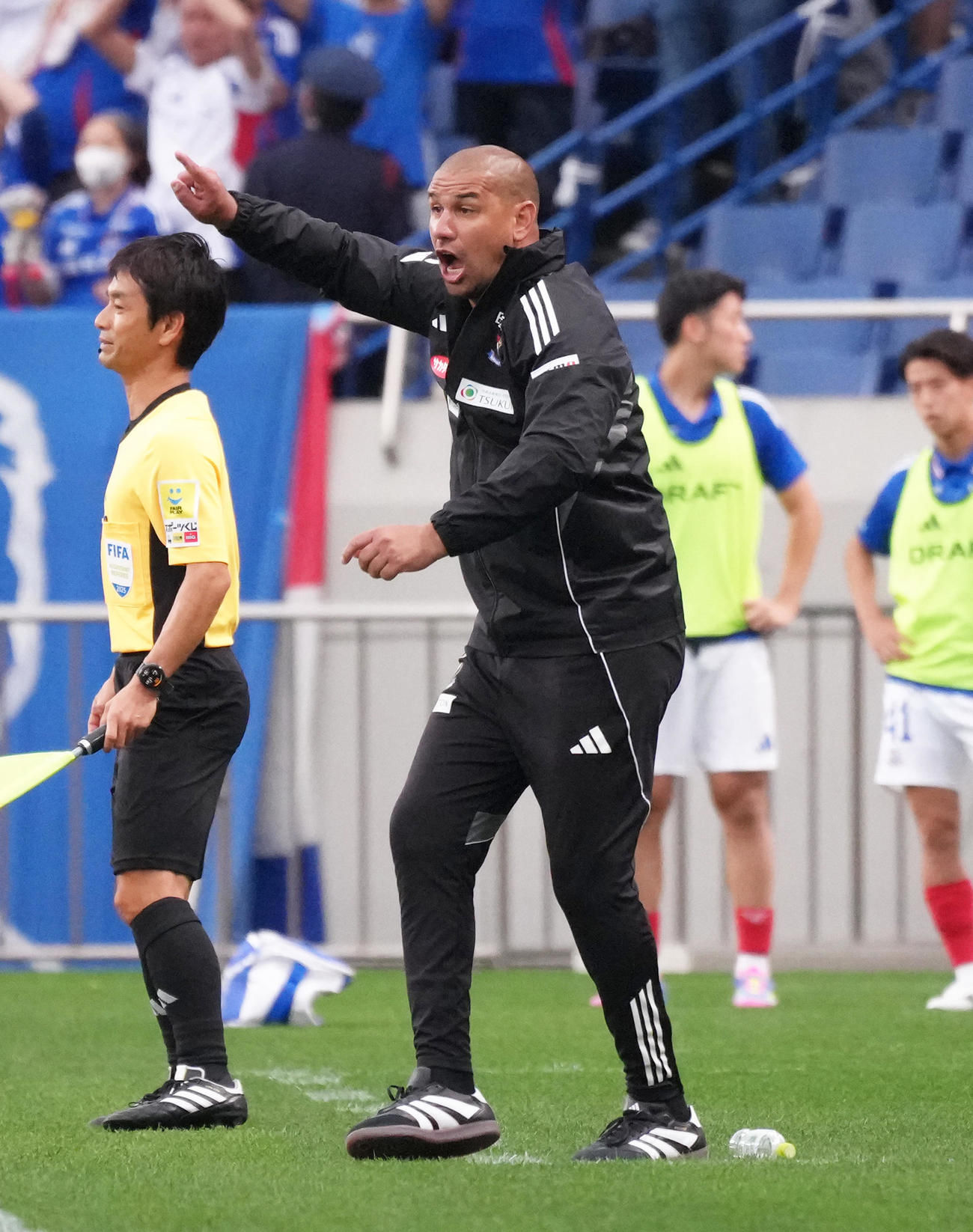 浦和対横浜　後半、指示を出す横浜キスノーボHC（撮影・足立雅史）