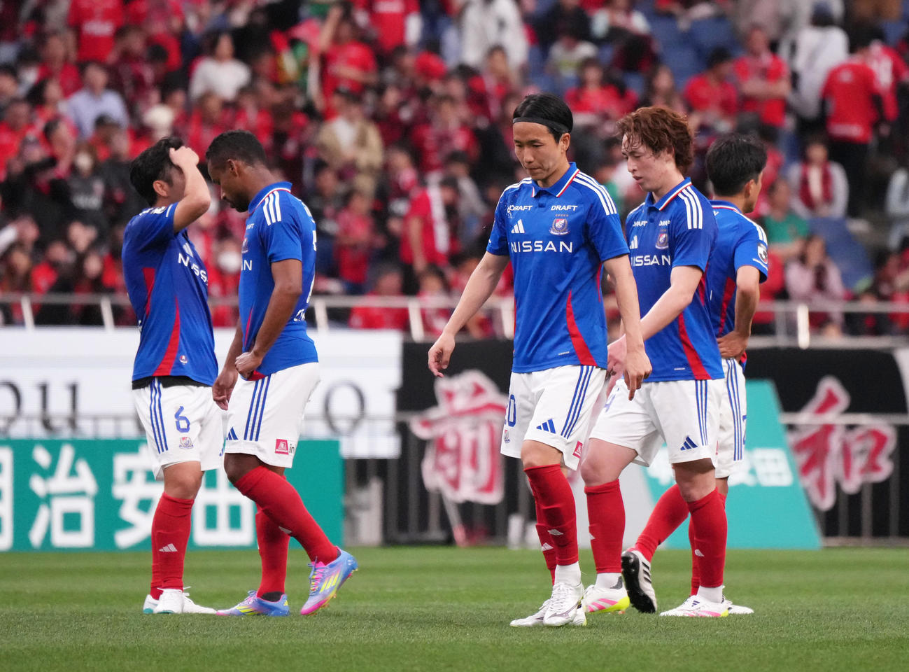 浦和対横浜　浦和に敗れ、がっくりとする横浜の選手たち（撮影・足立雅史）