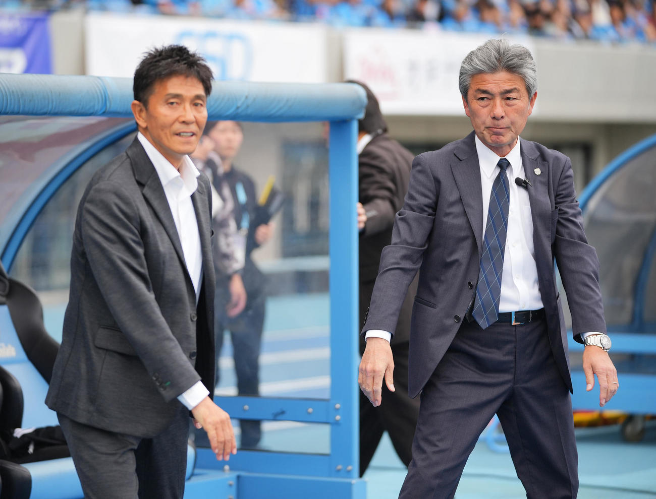 川崎F対東京V　試合前、握手を交わす川崎F長谷部監督（右）と東京V城福監督（撮影・垰建太）