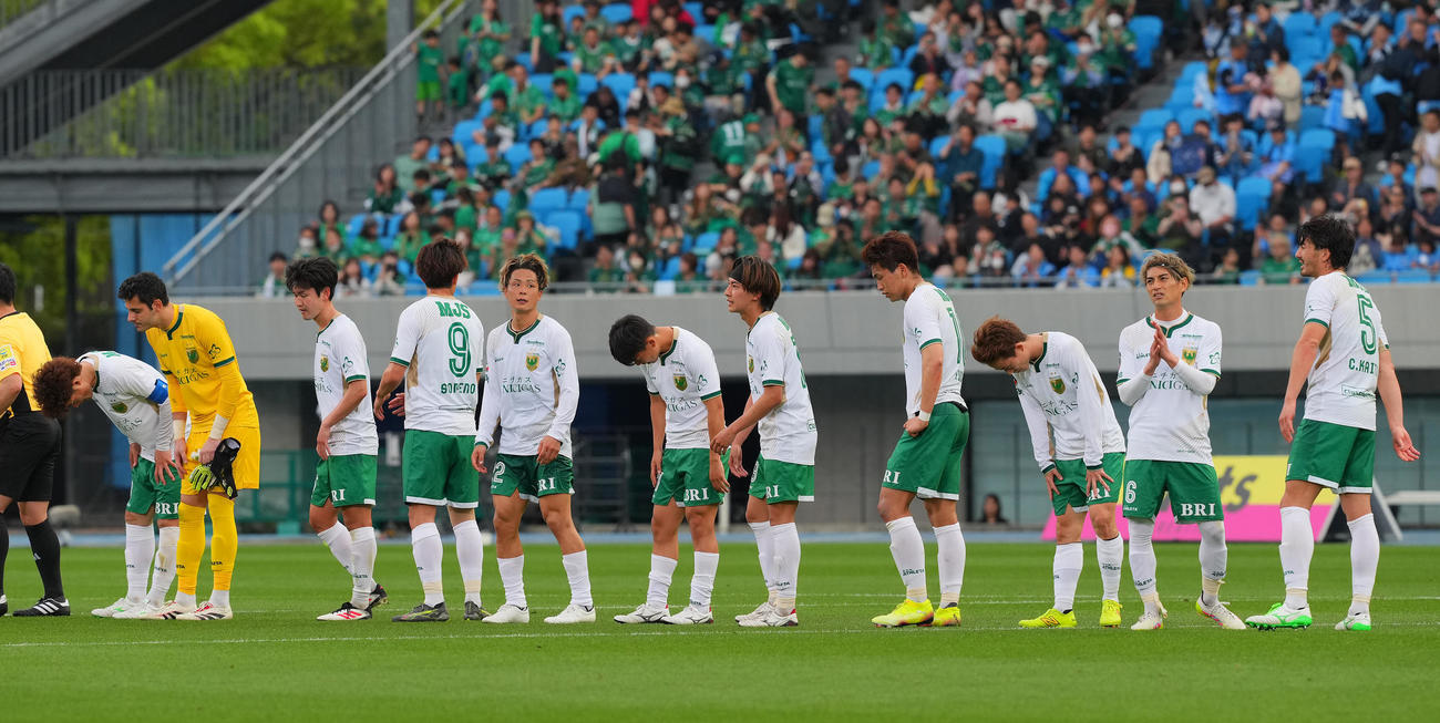 川崎F対東京V　川崎Fと引き分け悔しげな表情を見せる東京Vの選手たち（撮影・垰建太）