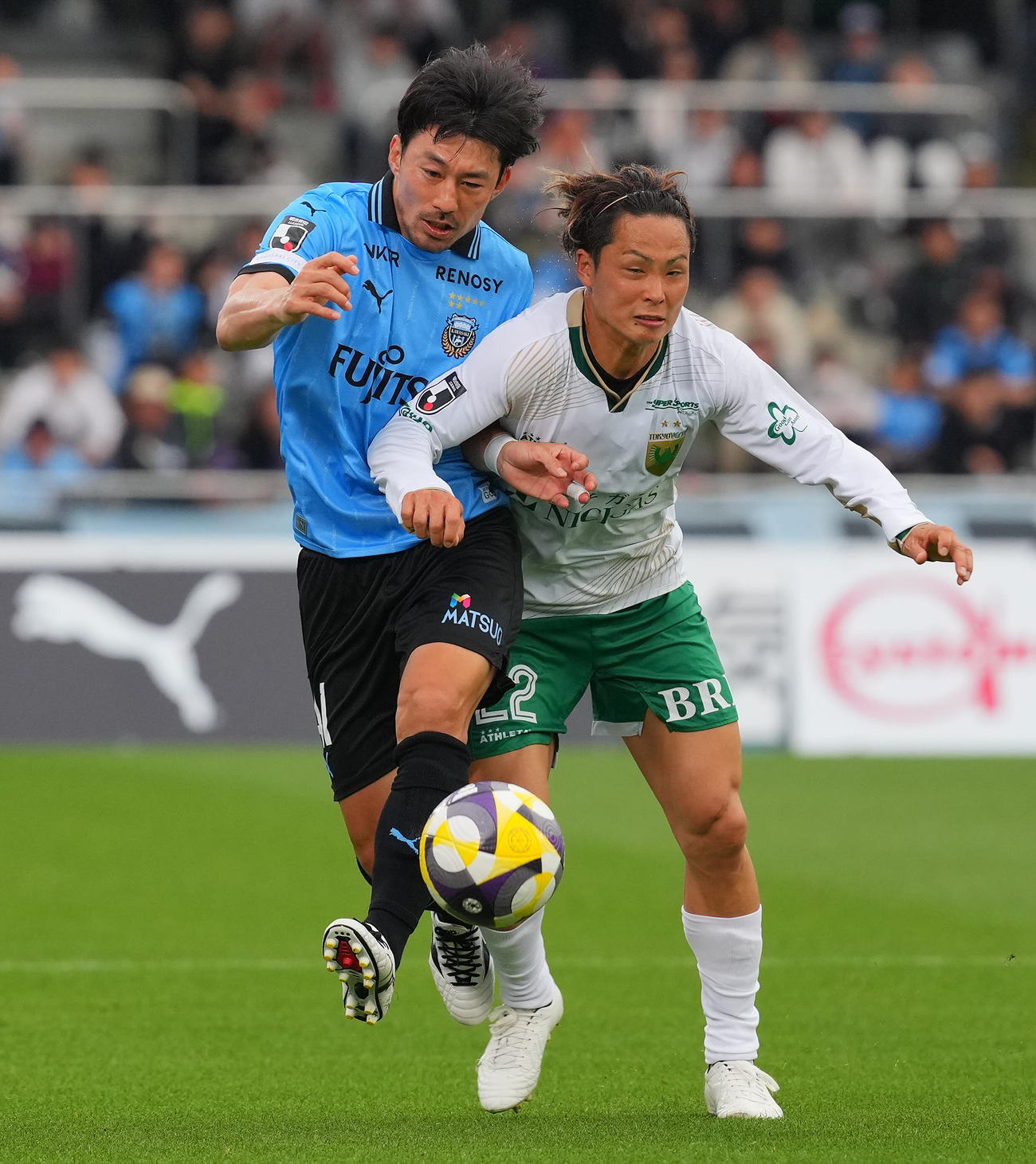 川崎F対東京V　後半、競り合う川崎F家長（左）と東京V翁長（撮影・垰建太）