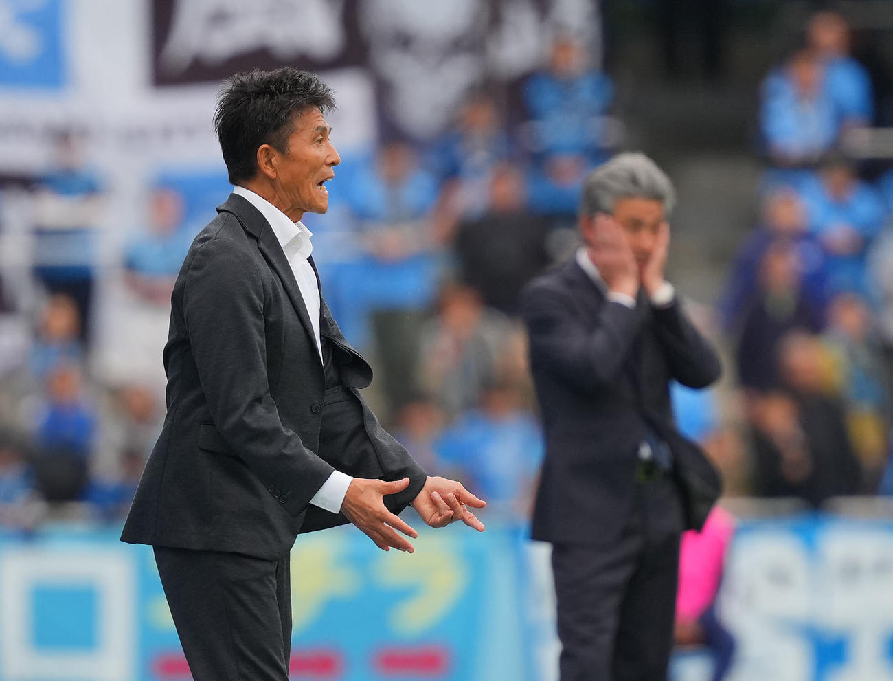 川崎F対東京V　前半、指示を出す東京V城福監督（手前）。右は川崎F長谷部監督（撮影・垰建太）