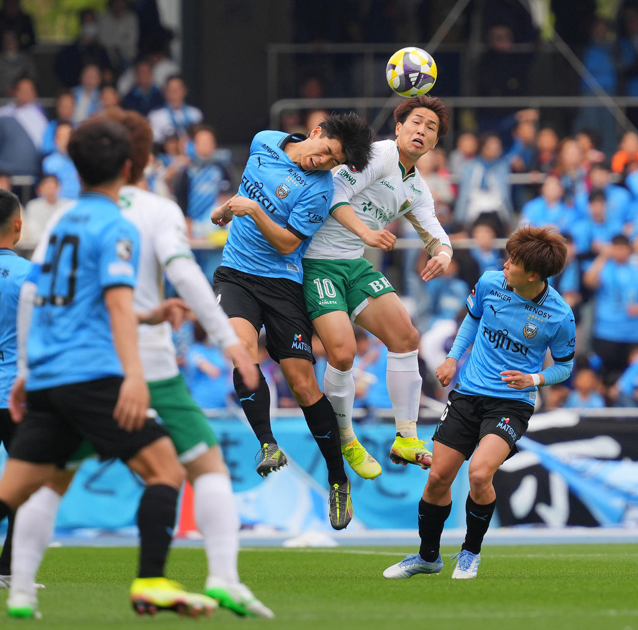 川崎F対東京V　前半、競り合う川崎F高井幸大（中央左）と東京V木村（撮影・垰建太）