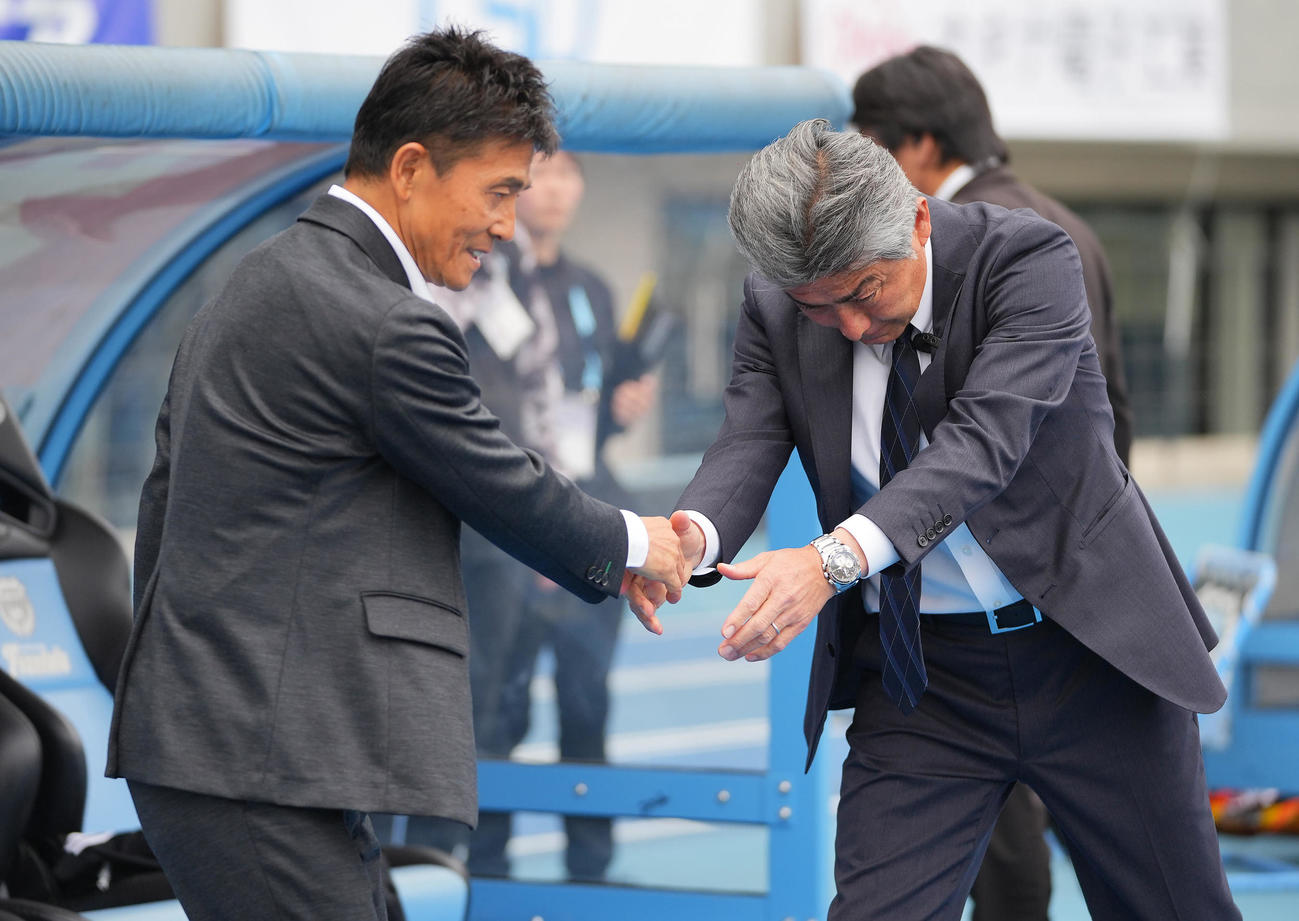 川崎F対東京V　試合前、握手を交わす川崎F長谷部監督（右）と東京V城福監督（撮影・垰建太）