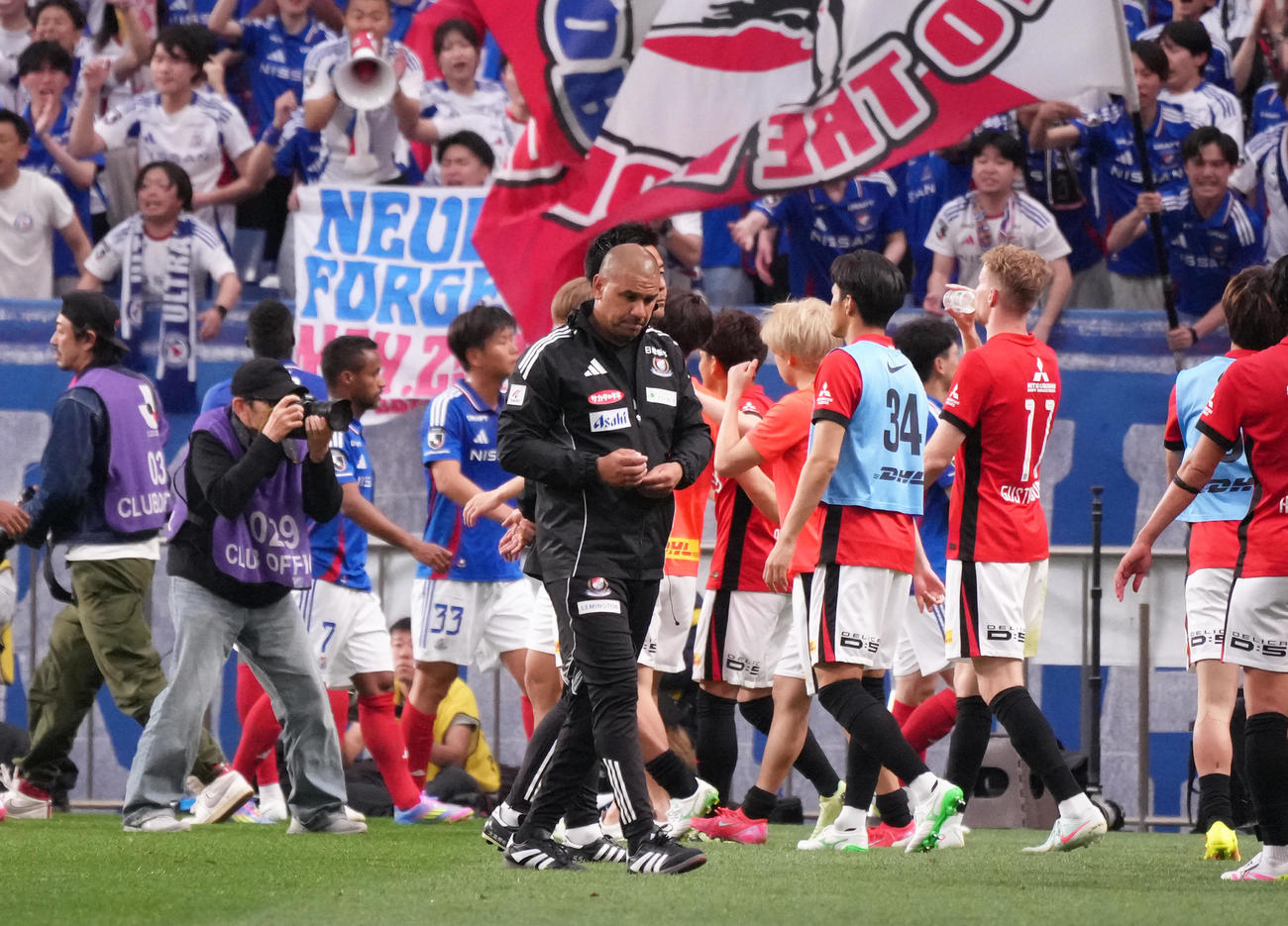浦和対横浜　浦和に敗れ、がっくりと引き揚げる横浜キスノーボHC（中央）（撮影・足立雅史）