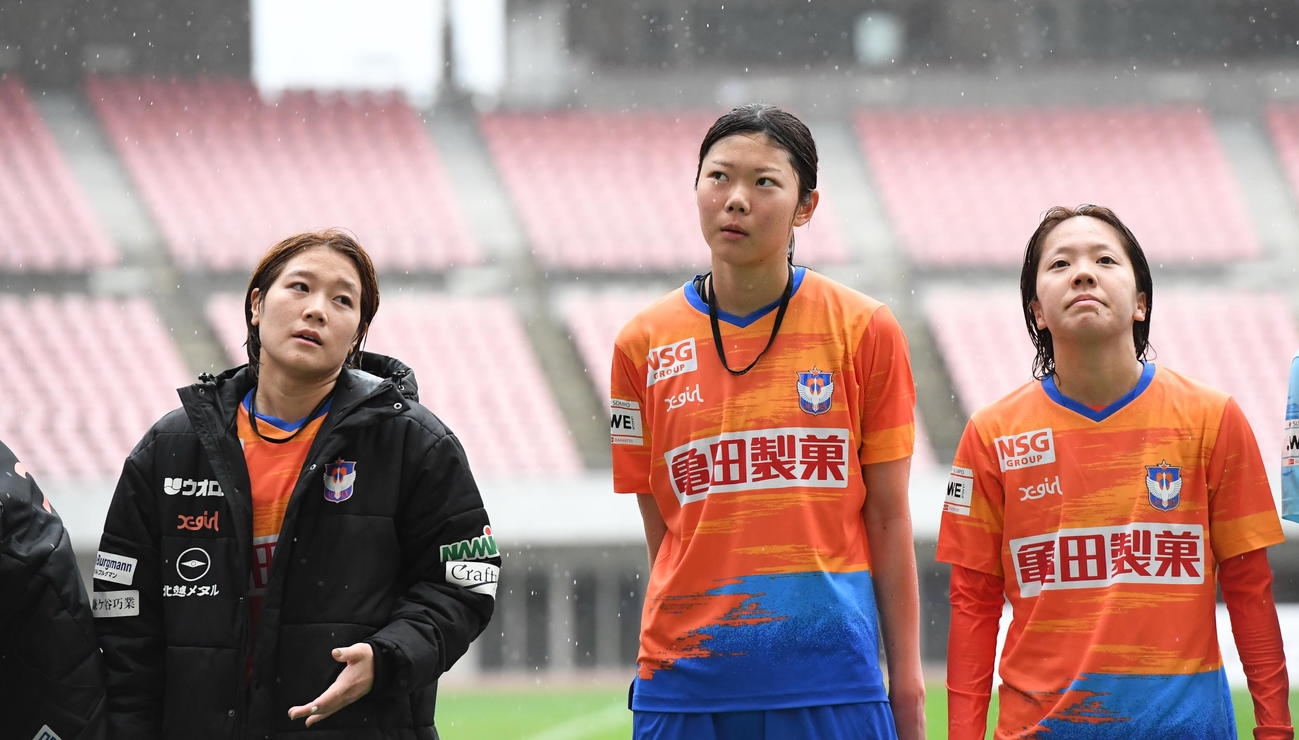 試合後、悔しそうな表情を見せる新潟L横山（中央）（撮影・小林忠）