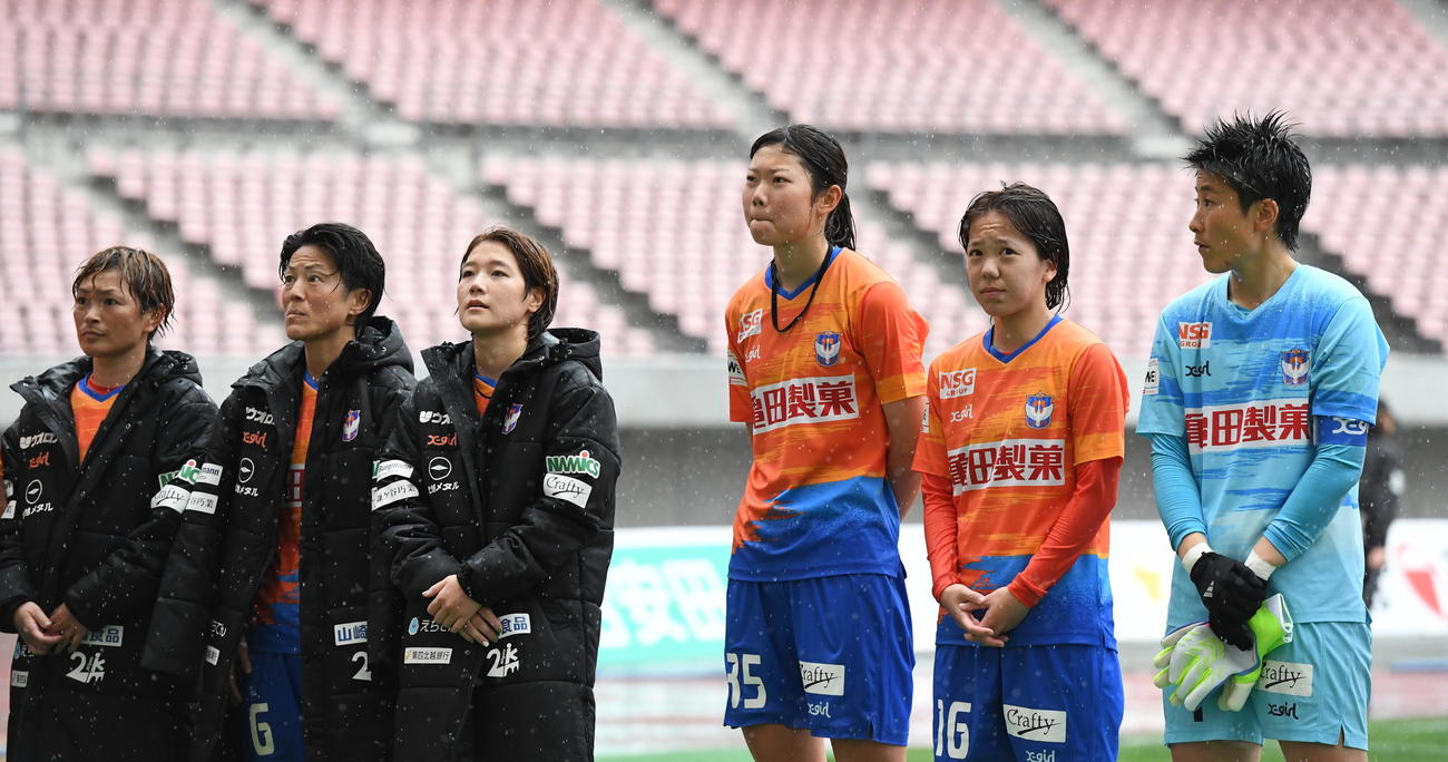 試合後、悔しそうな表情を見せる新潟L横山（右から3人目）（撮影・小林忠）