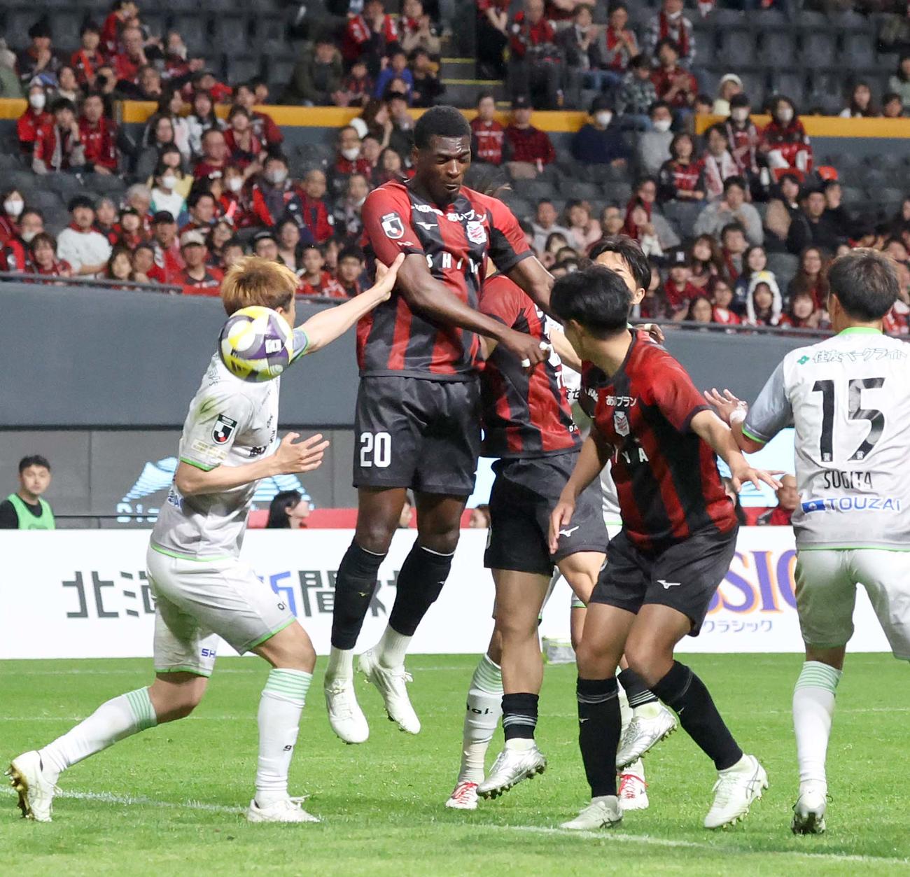 札幌対藤枝　後半、ヘディングシュートを決める札幌バカヨコ（撮影・黒川智章）