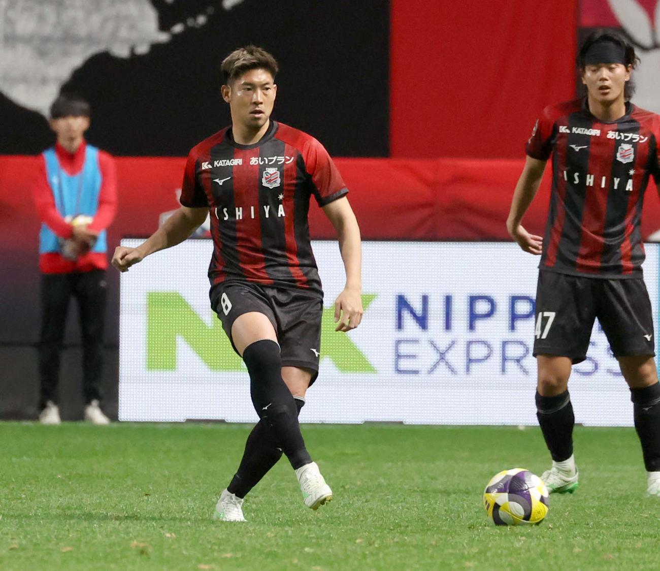 札幌対藤枝　後半、パスを出す深井（撮影・黒川智章）