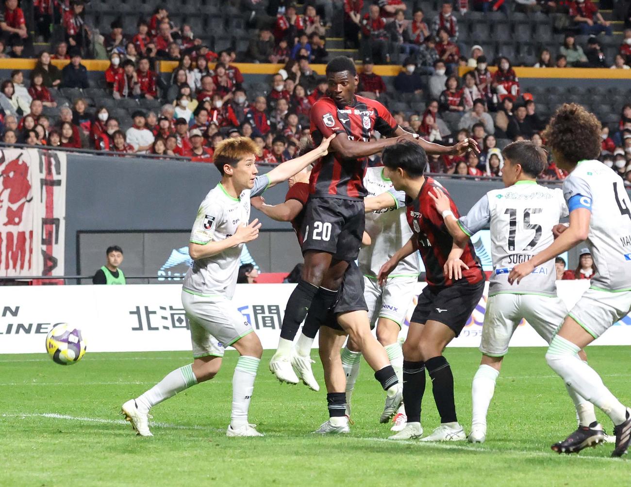 札幌対藤枝　後半、ヘディングシュートを決める札幌バカヨコ（撮影・黒川智章）