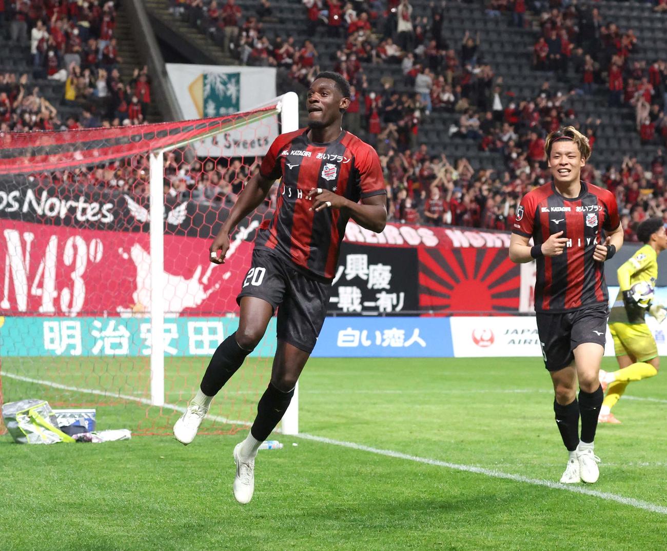 札幌対藤枝　後半、ゴールを決め喜ぶ札幌バカヨコ（撮影・黒川智章）