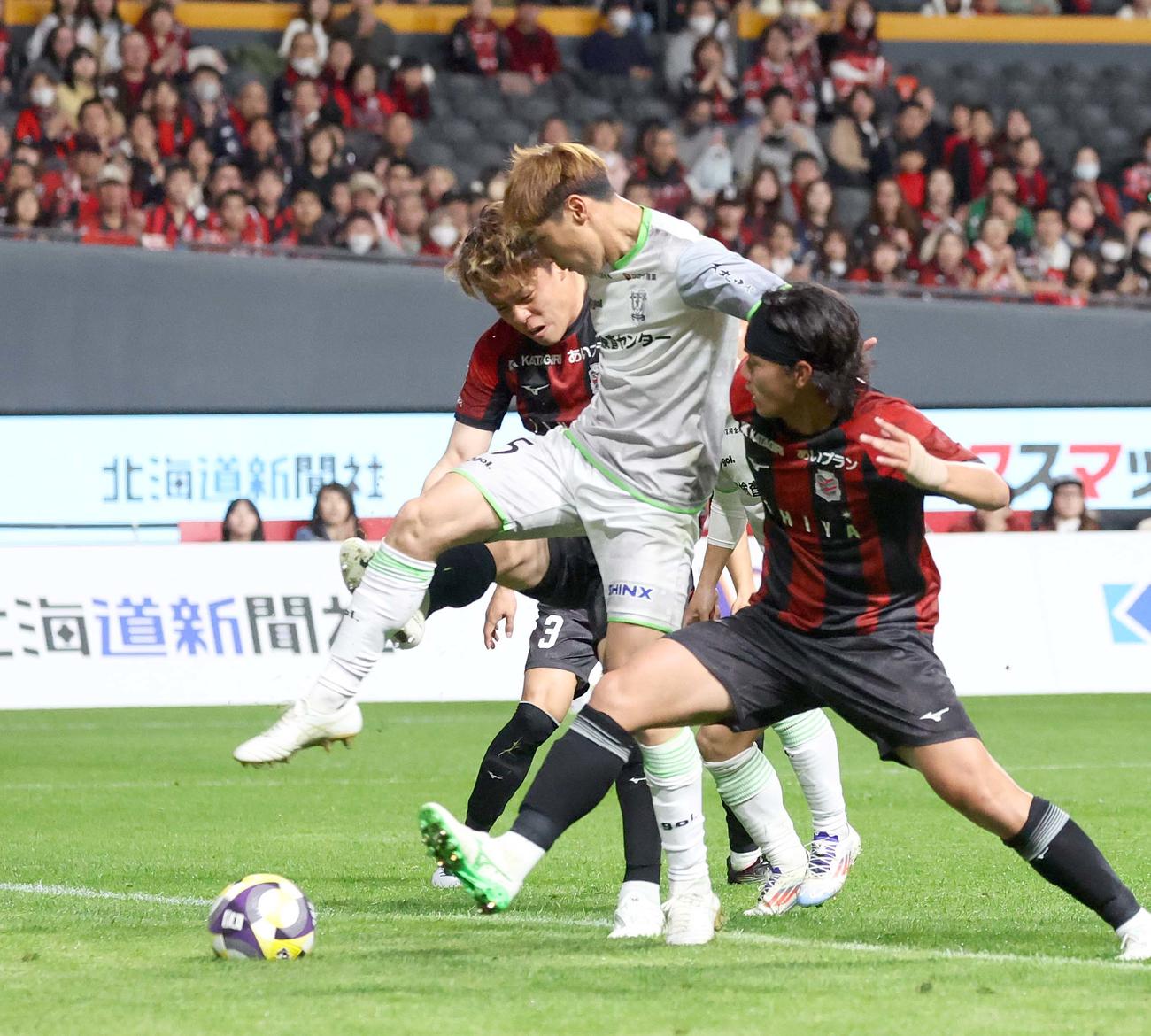札幌対藤枝　前半、ゴールを決める藤枝楠本（中央）（撮影・黒川智章）