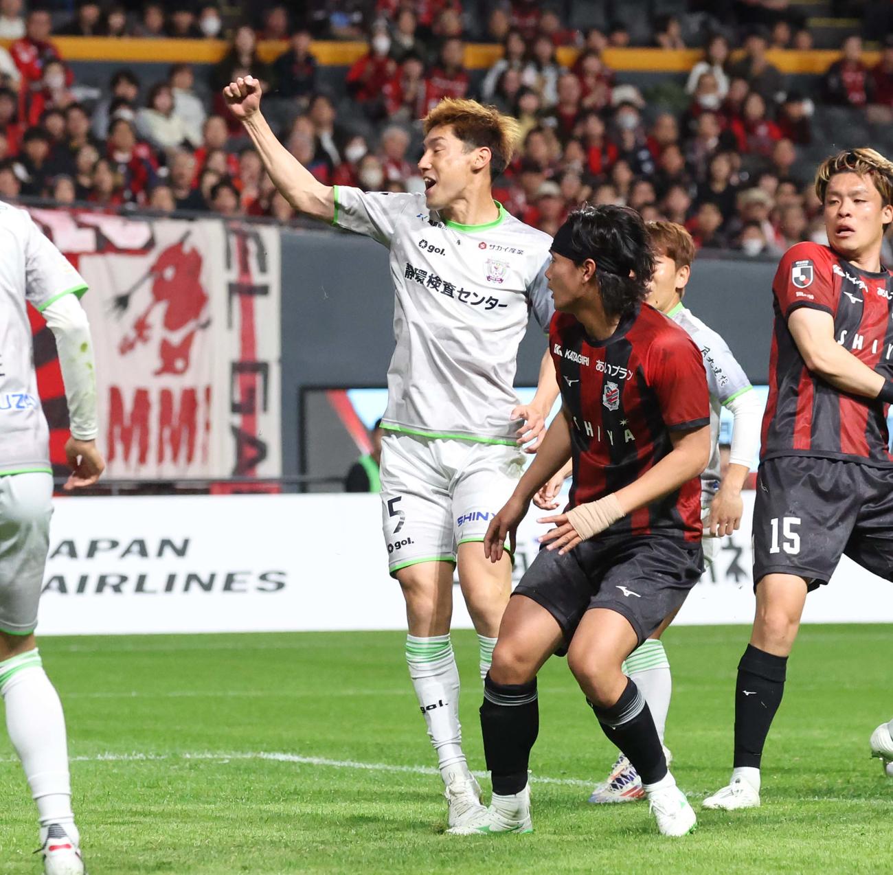 札幌対藤枝　前半、ゴールを決めガッツポーズの藤枝楠本（撮影・黒川智章）