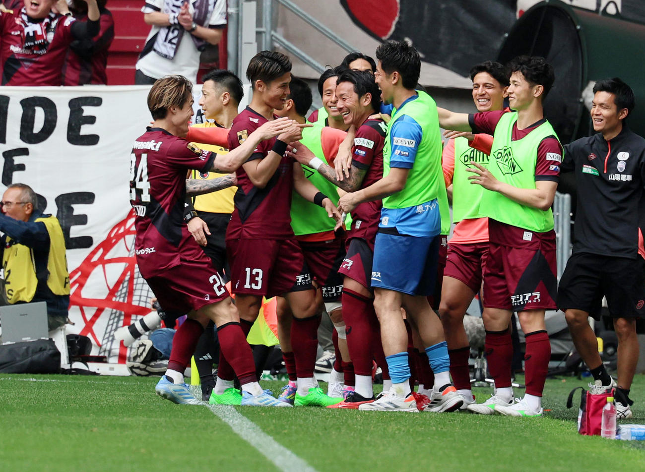 神戸対町田　後半、井手口が起点となったクロスでのオウンゴールに笑顔を見せる神戸イレブン（撮影・加藤哉）