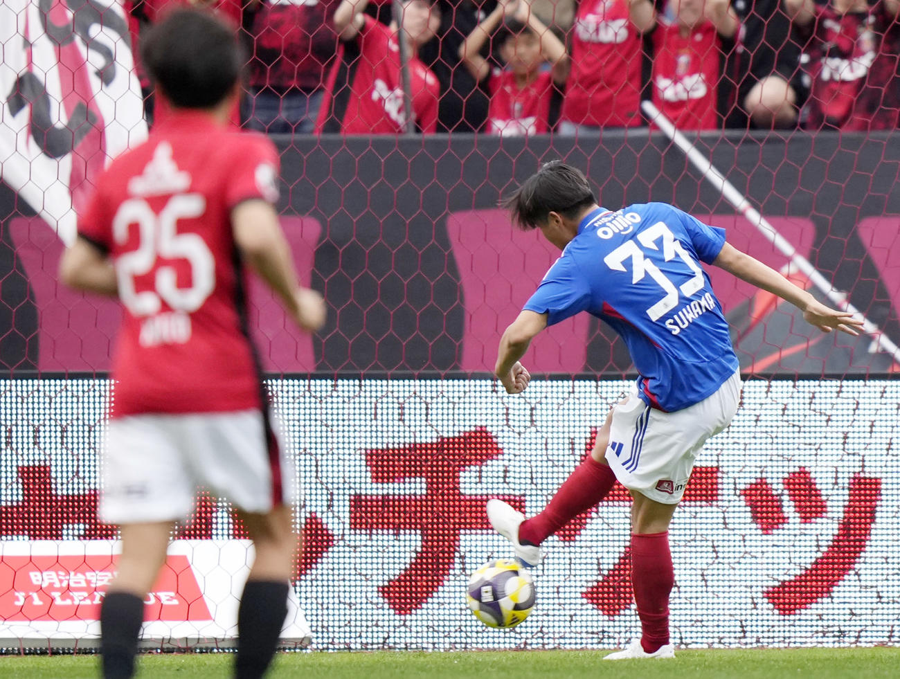 浦和―横浜M　後半、クリアミスする横浜M・諏訪間（右）。この後、浦和に2点目のゴールを決められた（共同）