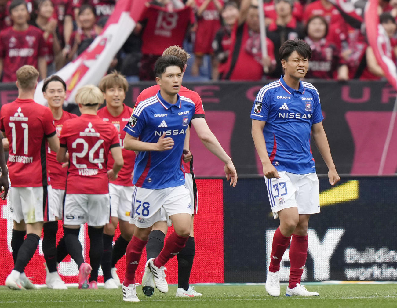 浦和―横浜M　後半、浦和に2点目のゴールを決められ、悔しがる横浜M・諏訪間（右端）