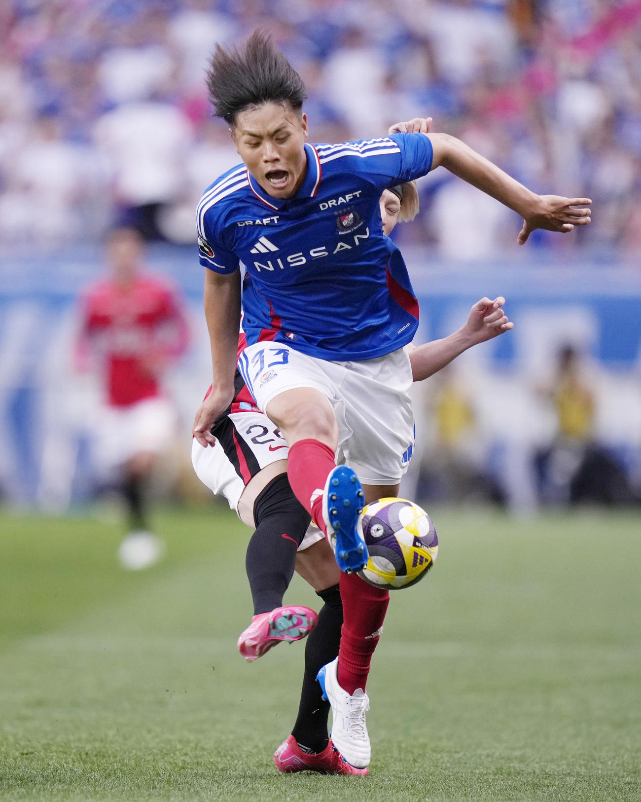 浦和―横浜M　後半、競り合う横浜M・諏訪間（共同）