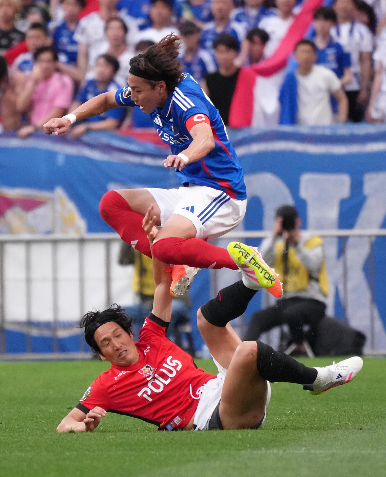 浦和対横浜　後半、激しく競り合う浦和原口（下）と横浜松原（撮影・足立雅史）