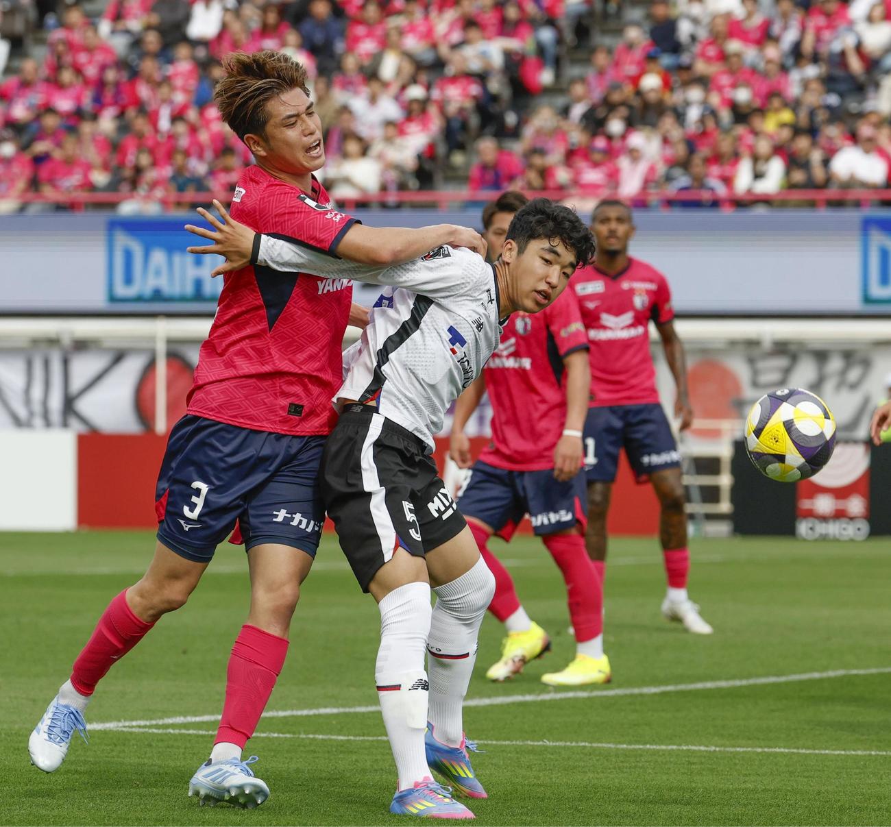 C大阪―FC東京　J1最年少先発を果たしたFC東京・北原（右）（共同）