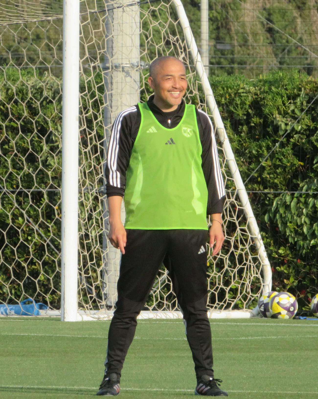 U－22Jリーグ選抜の活動に参加した小野伸二コーチ（撮影・佐藤成）