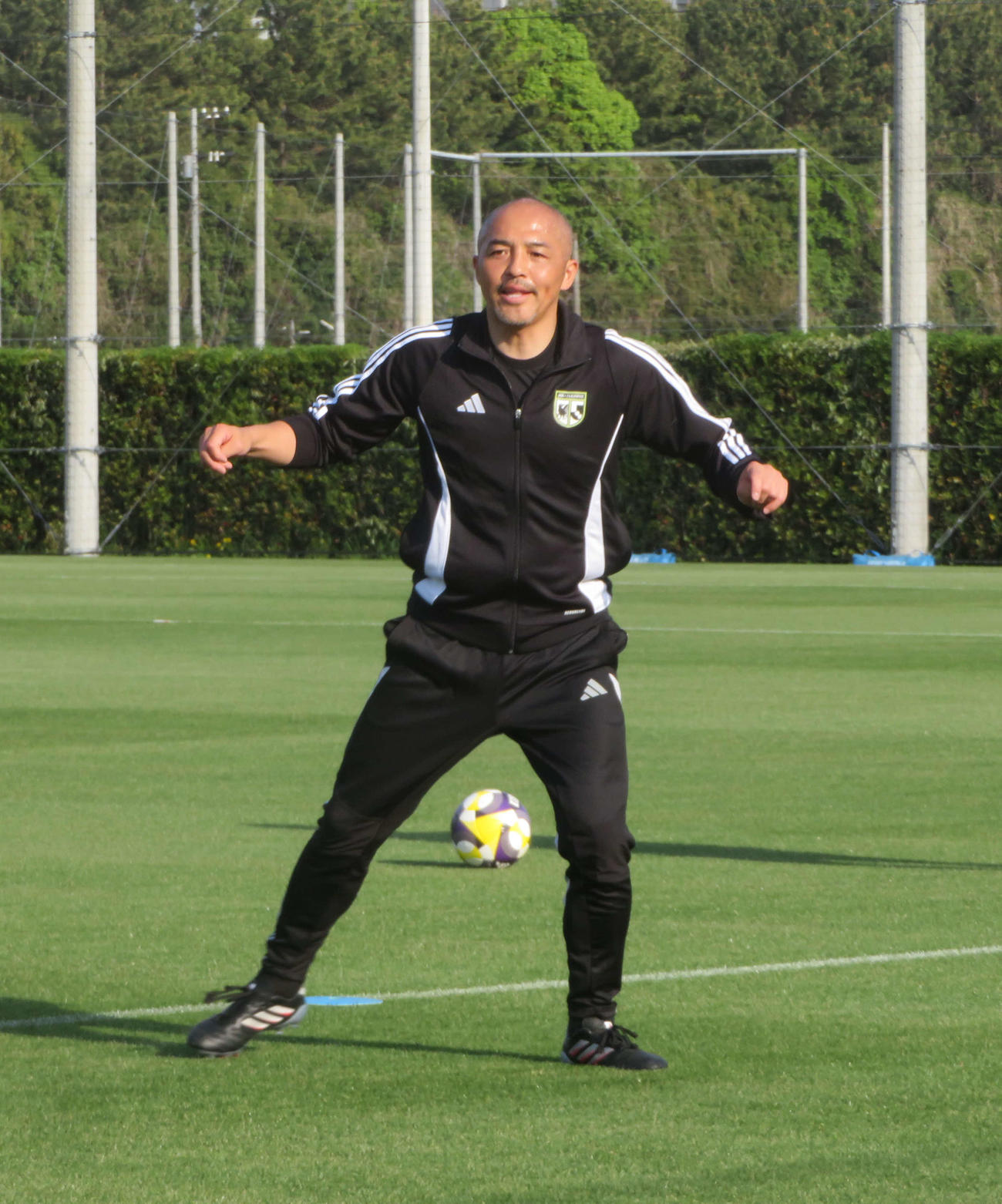 U－22Jリーグ選抜の活動に参加した小野伸二コーチ（撮影・佐藤成）