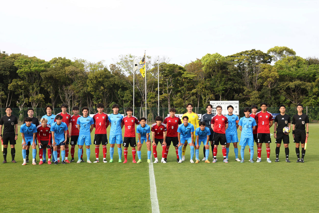U－22Jリーグ選抜対関東大学選抜　記念撮影に望む両チーム（撮影・増田悦実）