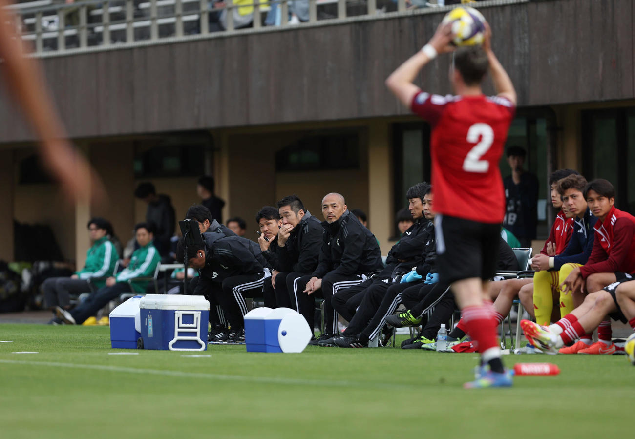 U－22Jリーグ選抜対関東大学選抜　前半、試合を見つめる小野コーチ（後方中央）（撮影・増田悦実）