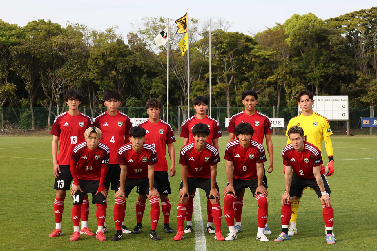 U－22Jリーグ選抜対関東大学選抜　記念撮影に望むU－22Jリーグ選抜の選手たち（撮影・増田悦実）