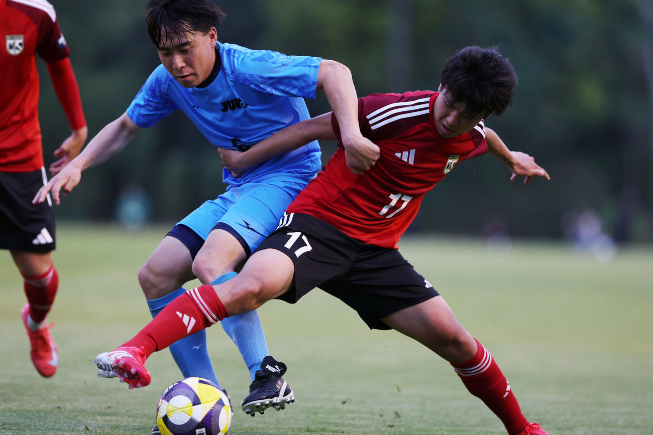 U－22Jリーグ選抜対関東大学選抜　後半0－0　ライン際で競り合う、U－22Jリーグ選抜島（右）と関東選抜松田（撮影・増田悦実）