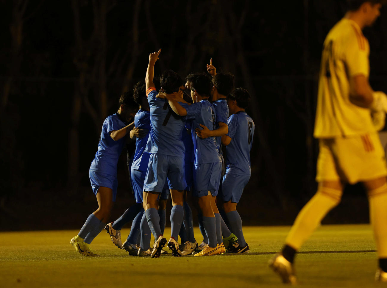 U－22Jリーグ選抜対関東大学選抜　PK戦を勝ち越し歓喜の輪を作る関東選抜チームの選手たち（撮影・増田悦実）