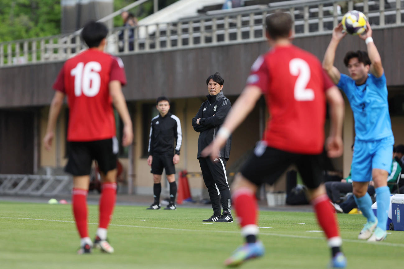 U－22Jリーグ選抜対関東大学選抜　試合を見つめるU－22Jリーグ選抜、羽田監督（撮影・増田悦実）