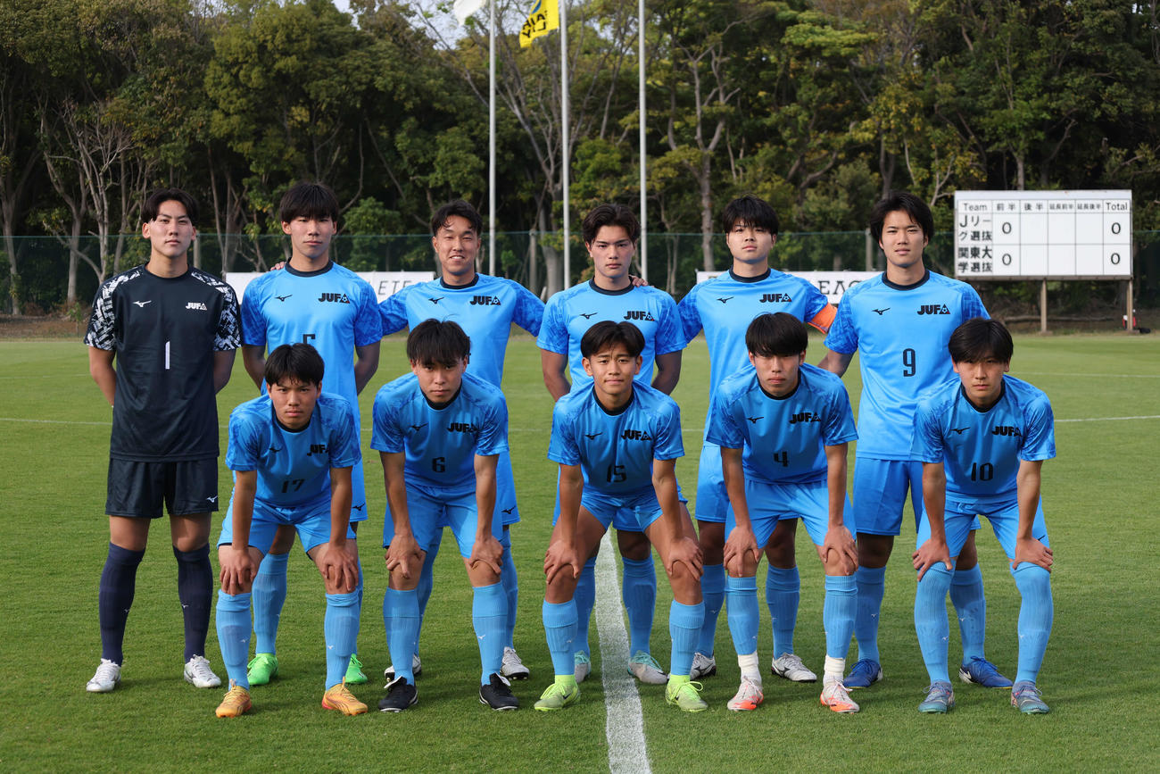 U－22Jリーグ選抜対関東大学選抜　記念撮影に望む関東選抜チームの選手たち（撮影・増田悦実）