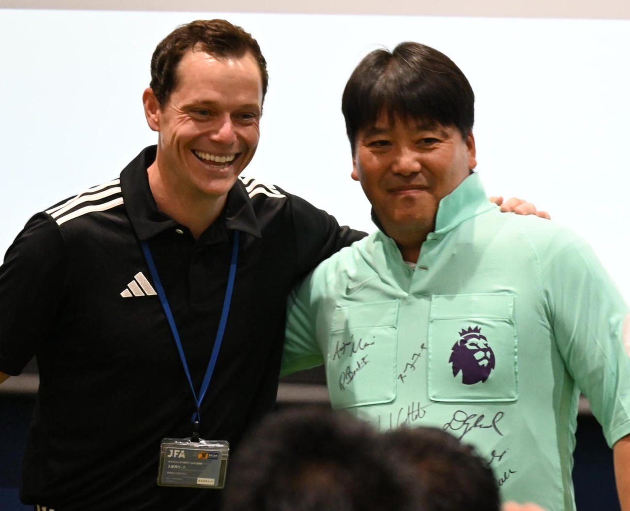 扇谷審判委員長はユニホームを着てイングランド氏と記念撮影（2024年6月）