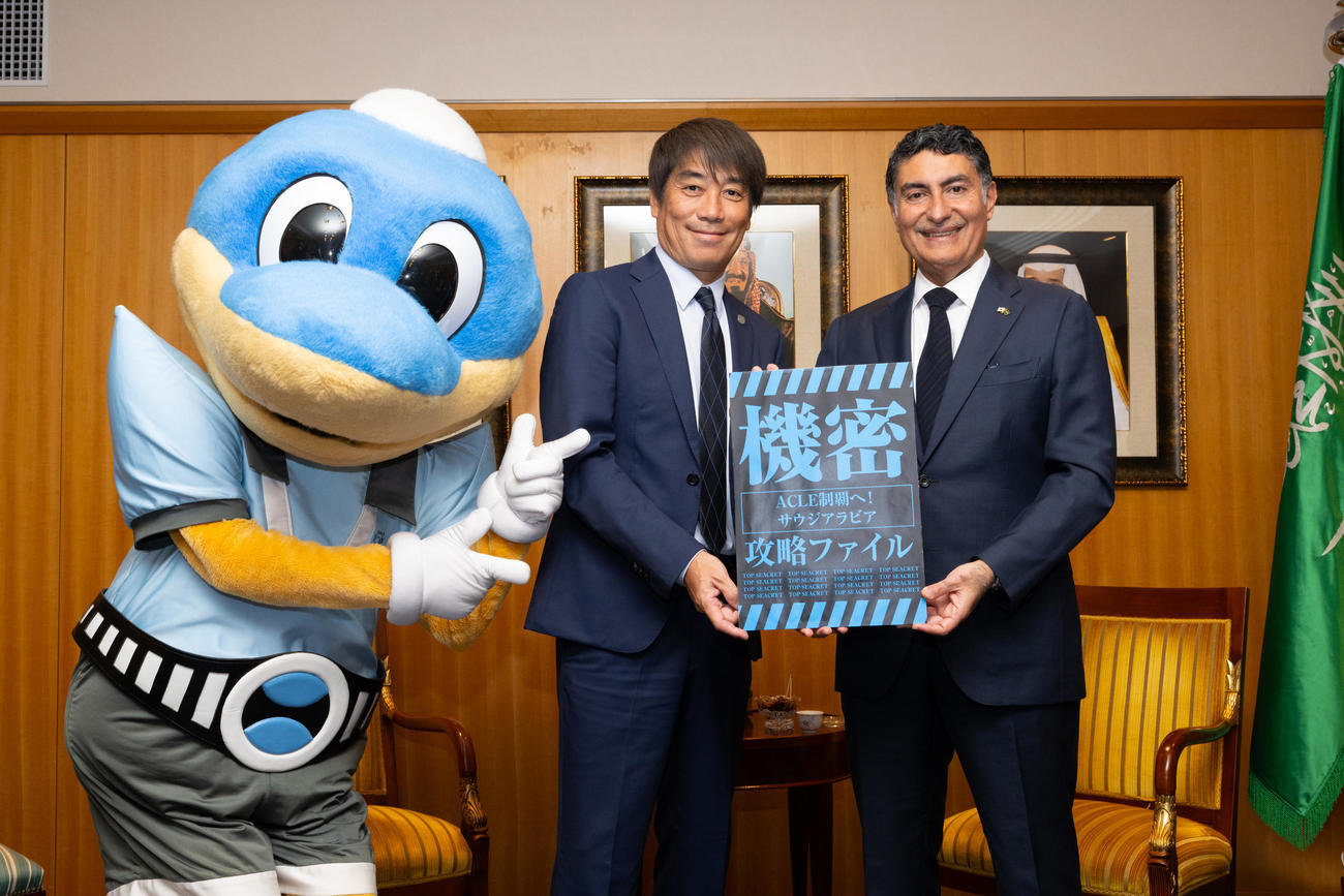 サウジアラビア王国大使館を訪問した、左から川崎Fのマスコット・ふろん太、中西哲生クラブ特命大使、ガーズィー・ファイサル・サイード・ビンザグル大使（（C）KAWASAKI FRONTALE）