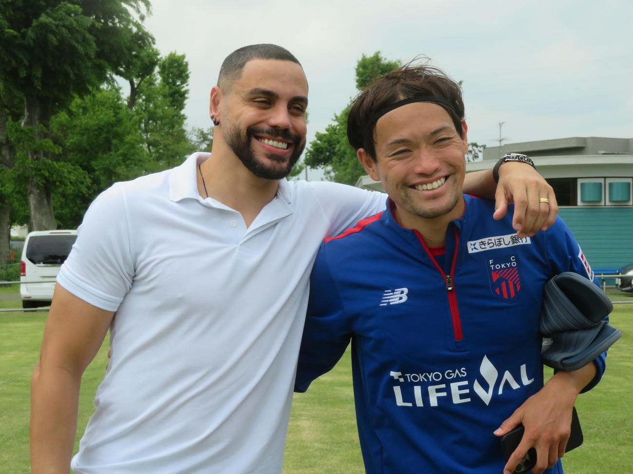 古巣FC東京を訪問したディエゴ・オリヴェイラ氏（左）と東京MF東慶悟（撮影・佐藤成）