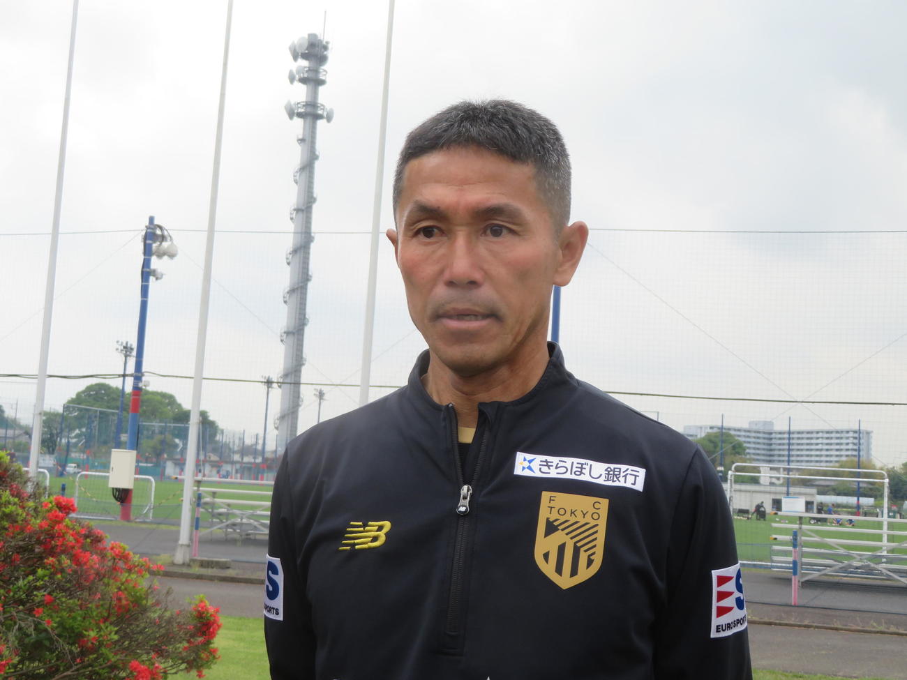 第12節G大阪戦に向けて取材に応じた東京の松橋力蔵監督（撮影・佐藤成）
