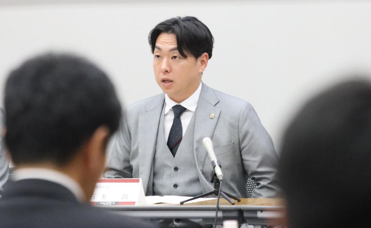 コンサドーレの株主総会で議長を務める石水社長（撮影・保坂果那）