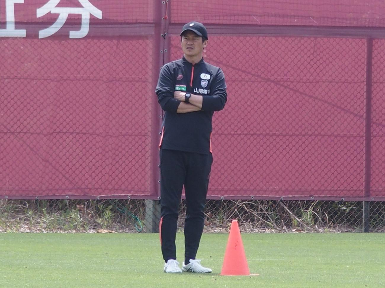 練習を見守る神戸の吉田監督（撮影・永田淳）