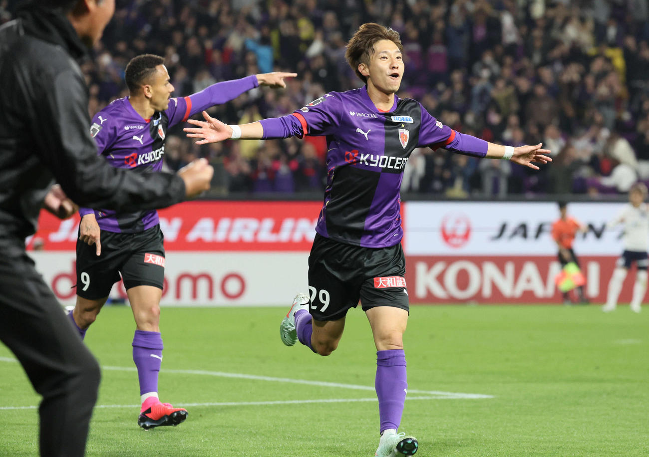 京都対横浜FC　後半、京都奥川雅也は勝ち越しゴールを決める（撮影・宮崎幸一）