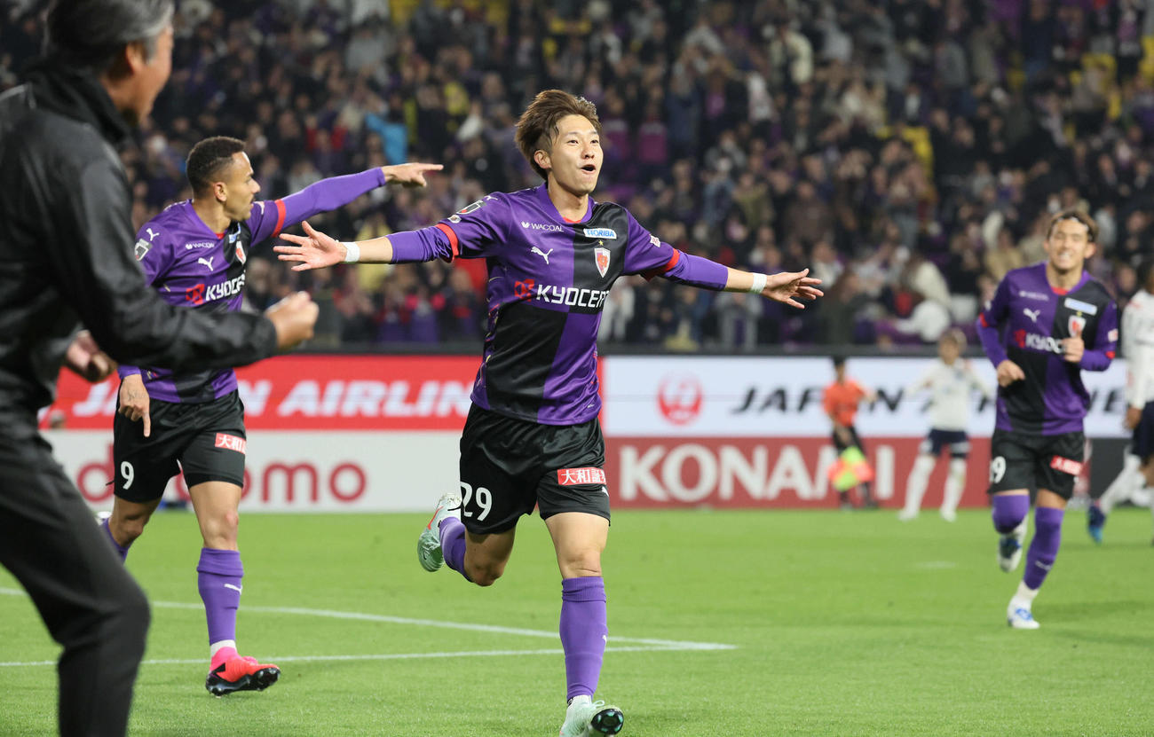 京都対横浜FC　後半、京都奥川は勝ち越しゴールを決める（撮影・宮崎幸一）