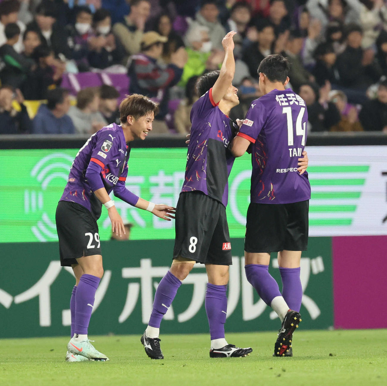 京都対横浜FC 1ゴールずつを決めて勝利を祝う京都奥川雅也（左）と原大智（右）。中央は米本拓司（撮影・宮崎幸一）