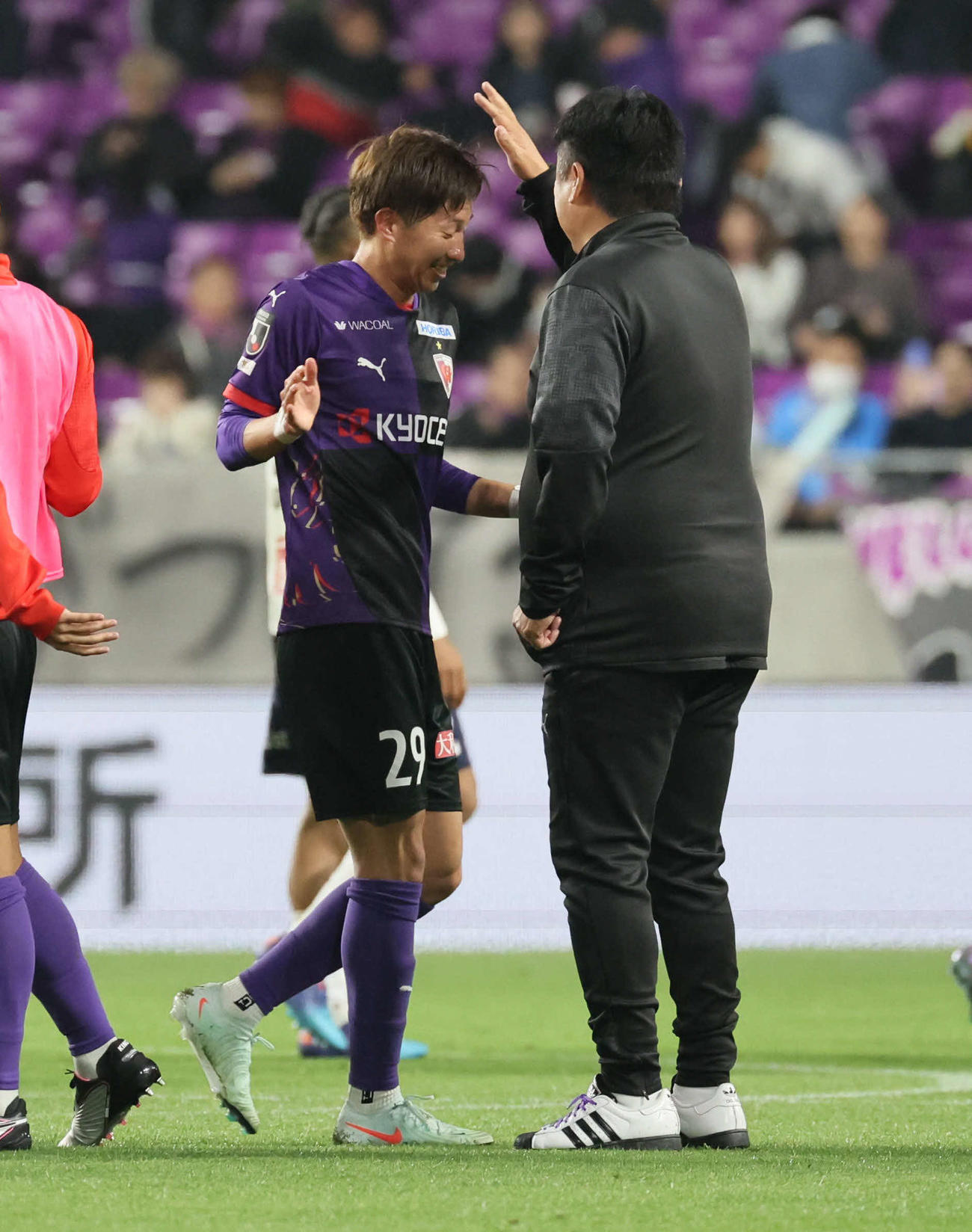 京都対横浜FC　勝ち越しゴールを決めた京都奥川雅也（左）を迎える曹貴裁監督（撮影・宮崎幸一）