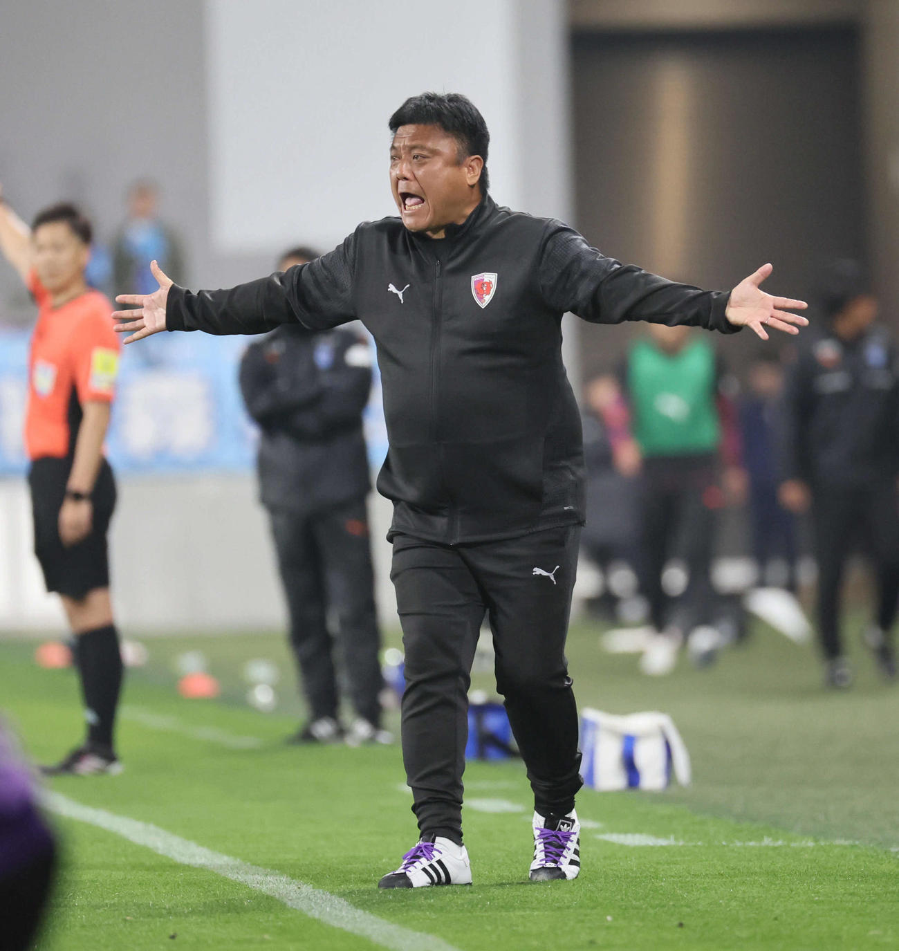 京都対横浜FC　前半、戦況を見つめる京都曹貴裁監督（撮影・宮崎幸一）