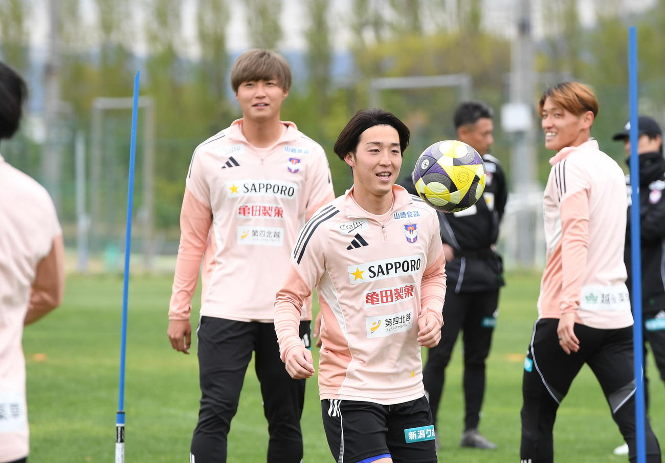 リラックスした表情でボールを追う新潟奥村（撮影・小林忠）
