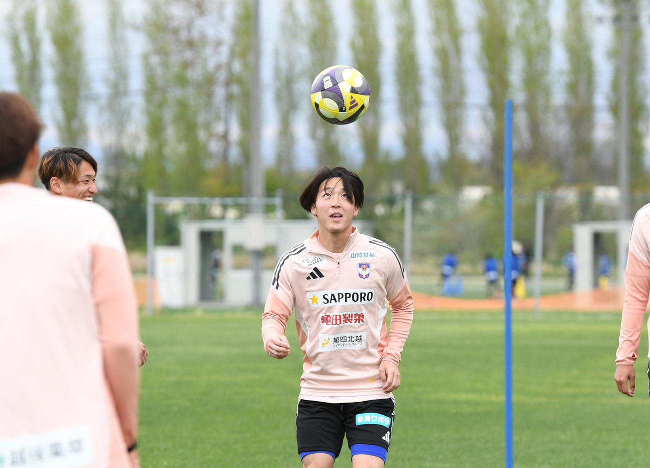 柏戦前日練習でリフティングする新潟奥村（中央）（撮影・小林忠）