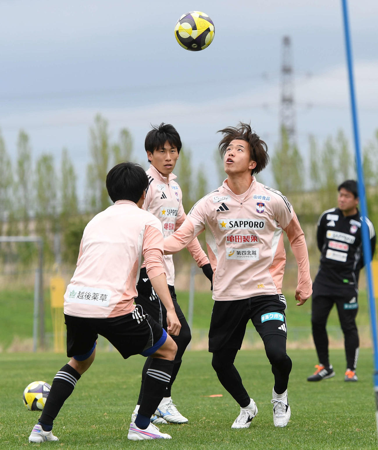 柏戦前日練習で汗を流す新潟長谷川（右）（撮影・小林忠）